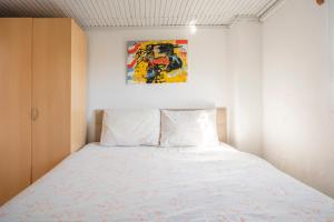 博德鲁姆Central, Cozy, Comfy, 1BR House, Free Parking & Fast Wi-Fi, 4ppl的一间卧室配有一张壁画床