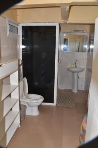 达喀尔Villa Luxueuse à Ouakam的一间带卫生间和水槽的浴室