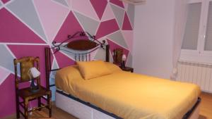 阿卡斯THE QUEEN的一间卧室设有一张床和几何墙