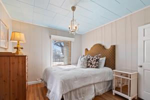 Charming Coeur d'Alene Vintage Family Cottage客房内的一张或多张床位
