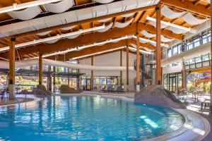 森赖弗太阳河度假酒店的一座大型建筑中的大型游泳池
