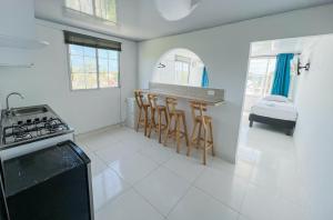 圣安德烈斯Apartamentos Chalet del Mar的白色的厨房配有炉灶和台面