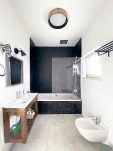 萨格里什Casa Biota的带浴缸、盥洗盆和卫生间的浴室