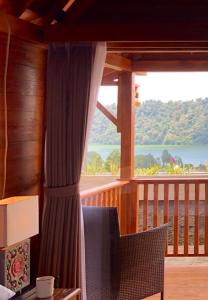 贝都古BUYAN LODGE lake view villa的客房设有湖景阳台。
