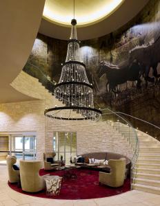 奥斯汀奥斯汀射手酒店的一间带吊灯和楼梯的客厅