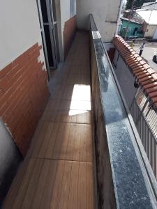 马瑙斯Real Hospedagem的空的走廊,铺有木地板,设有窗户