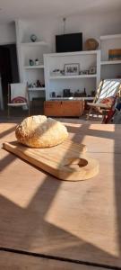 胡宁Hermosa Casa Quinta en Junin的木板上的面包