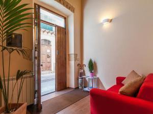 卡利亚里Il Borgo的客厅配有红色沙发和滑动玻璃门