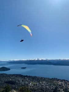 圣卡洛斯-德巴里洛切Terraviva .Patagonia的风筝在湖上空飞翔