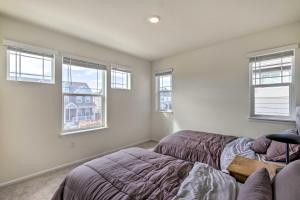 柯林斯堡Fort Collins Vacation Rental 3 Mi to Old Town的一间卧室设有两张床和两个窗户。