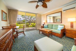 拉海纳Napili Shores Maui by OUTRIGGER - No Resort & Housekeeping Fees的客厅配有沙发和桌子