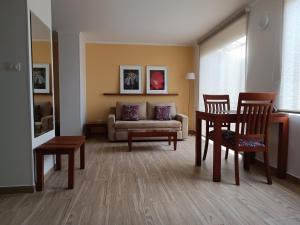 波帕扬康福特精品酒店的客厅配有沙发和桌椅