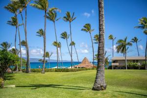 拉海纳Napili Shores Maui by OUTRIGGER - No Resort & Housekeeping Fees的享有海滩和棕榈树的景致
