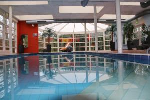 雷讷瑟桔梗餐厅酒店的水中有人的游泳池