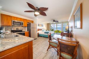 拉海纳Napili Shores Maui by OUTRIGGER - No Resort & Housekeeping Fees的一间厨房和客厅,客厅内配有一张床