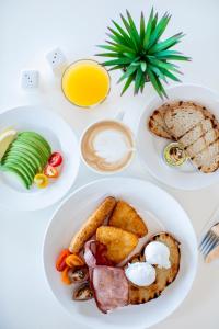 埃尔利海滩Club Wyndham Airlie Beach的一张带两盘早餐食品的白色桌子
