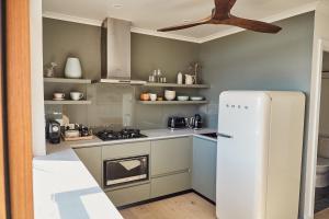 梅林布拉Hillcrest Merimbula的带冰箱和吊扇的厨房