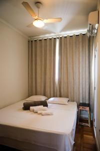维多利亚Maravilhoso AP 3 Quartos Familiar - Wi fi- Praia do Canto的一间卧室配有两张床和吊扇