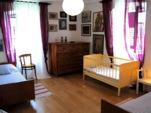 卢卡兰Seaside holiday house Lukoran, Ugljan - 20384的一间卧室配有婴儿床、梳妆台和窗帘