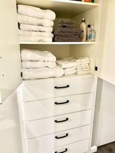 亚基马Beautiful, well-stocked home - sleeps 7!的衣柜配有白色毛巾和毛巾架