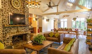 昆达桑Sutera Sanctuary Lodges At Kinabalu Park的客厅设有壁炉和电视。