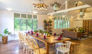 昆达桑Sutera Sanctuary Lodges At Kinabalu Park的一间带长桌和椅子的用餐室