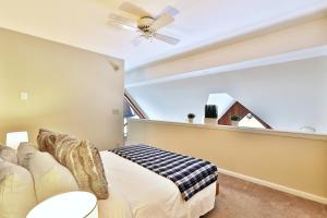 基灵顿The Birch Ridge- Owner's Suite #5 - Queen Sofa Bed Suite in Killington, Hot Tub, Renovated, home的一间带沙发和吊扇的卧室