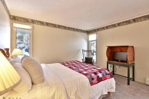 基灵顿One-Bedroom House的一间卧室设有一张床、一台电视和窗户。