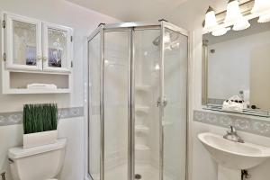 基灵顿One-Bedroom House的带淋浴、卫生间和盥洗盆的浴室