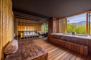 箱根Kinnotake Sengokuhara(Adult Only)的客房设有浴缸、床和窗户。