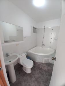 普库萨纳DÚPLEX CON VISTA A TODA LA BAHÍA DE NAPLO的白色的浴室设有卫生间和水槽。