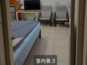 Nan-k'eng南田旅宿的客房设有1张床、2把椅子和1张书桌。