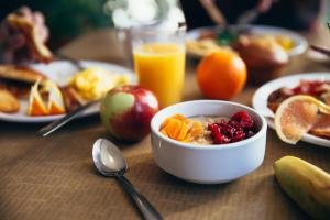 米里美里万豪度假酒店的桌子上放着一碗麦片和水果,还有一杯橙汁