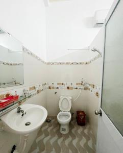 Ấp Bình PhóThanh Tâm Hotel的白色的浴室设有水槽和卫生间。