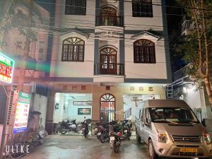 Ấp Bình PhóThanh Tâm Hotel的停在一座带摩托车的建筑前面的货车