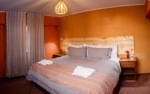 奇瓦伊Colibrí Inn的卧室配有带白色枕头的大床