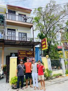 会安Song Thiện Homestay的一群站在建筑物前的人