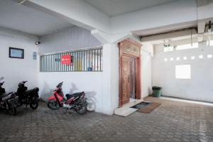 占碑市RedDoorz near Tugu Pers Jambi的一群摩托车停在一个有门的房间
