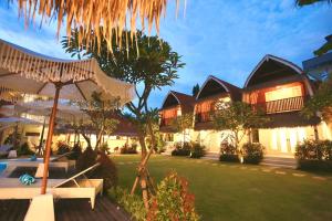 坎古37 Sunset Village Bali的一座带草坪四柱形四柱形四柱形四柱形房屋