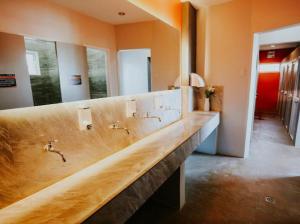 长滩岛Viajeros Hostel Boracay的浴室设有长台面、水槽和镜子