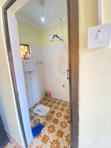 阿鲁沙Cozy studio apartment的带淋浴和卫生间的浴室。
