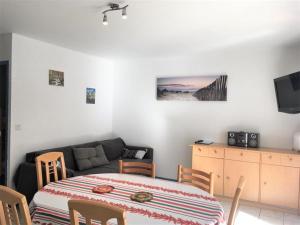 布科·莱斯白老城Appartement Vieux-Boucau-les-Bains, 2 pièces, 4 personnes - FR-1-379-74的客厅配有桌子和沙发