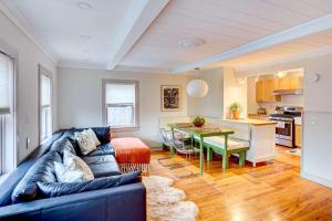 索格蒂斯Saugerties Home 3 Decks and Hudson River View的客厅配有沙发和桌子