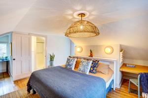 索格蒂斯Saugerties Home 3 Decks and Hudson River View的一间卧室设有一张床和天花板