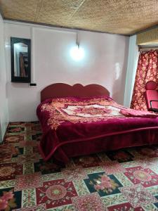 帕哈尔加姆Grand Heritage Resort的一间位于地毯间的卧室