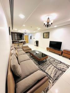麦纳麦基辅塔公寓式酒店的带沙发和平面电视的客厅