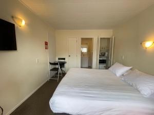 奥克兰杜克米德威酒店的一间卧室配有两张床和一张桌子