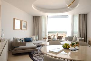 阿布扎比Jumeirah Saadiyat Island Abu Dhabi的客厅配有沙发和桌子
