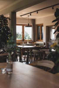 洛伊查赫Weingut Peter Grill的用餐室设有桌椅和窗户。