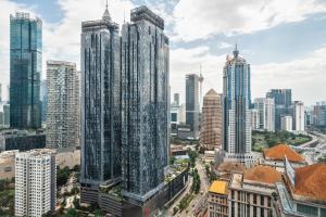 吉隆坡Scarletz KLCC Apartments by soulasia的享有城市天际线和高楼的景色